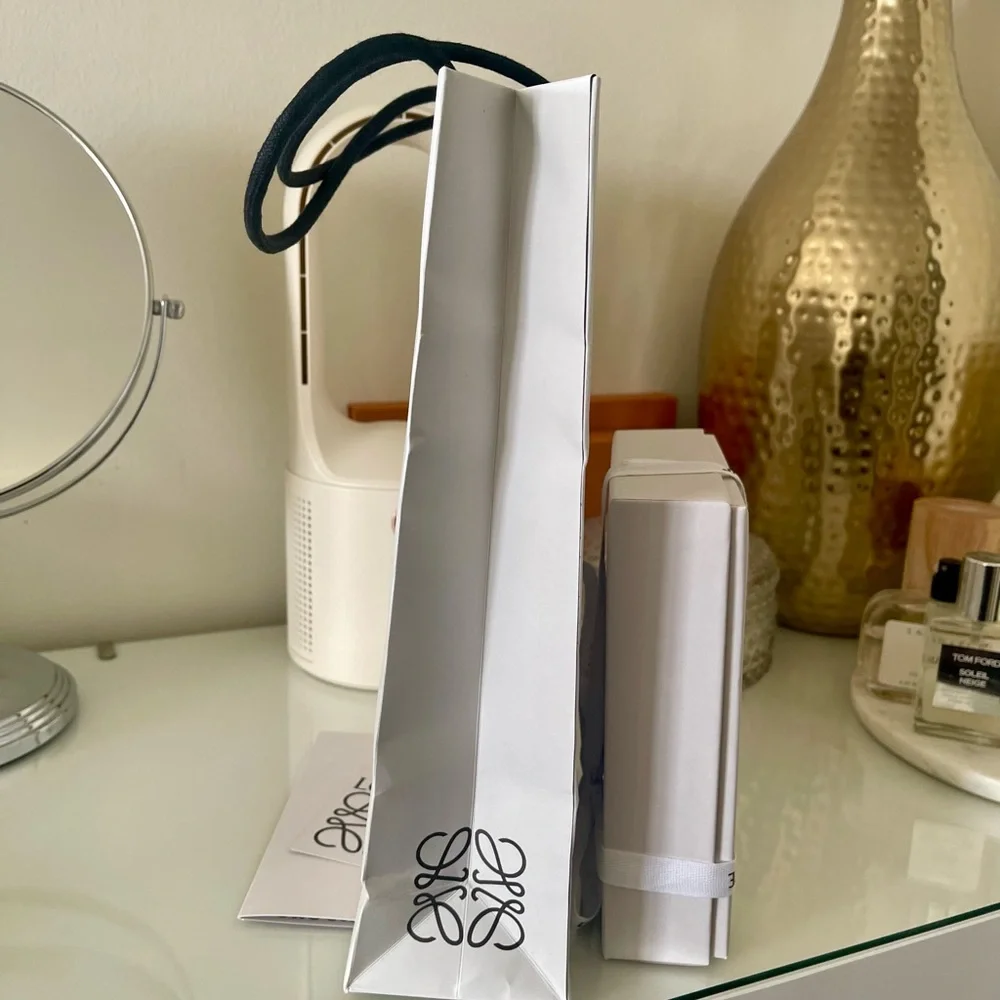 Loewe White Gift Set with Ribbon - Picture 3 of 3